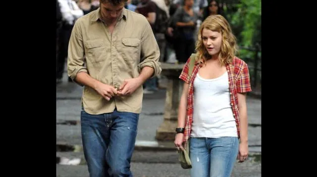 Robert Pattinson y Emilie de Ravin durante la filmación de Recuérdame (2009).