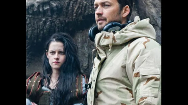 Kristen stewart Y rupert Sanders en una de las grabaciones de Blancanieves y el cazador.