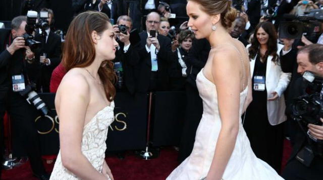 Kristen Stewart y Jennifer Lawrence tuvieron cálido encuentro en la alfombra roja de los premios Oscar