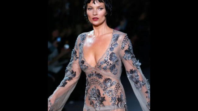 Kate Moss en sexy trasparencia de la colección otoño/invierno de Louis Vuitton