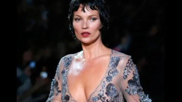 Kate Moss en sexy trasparencia de la colección otoño/invierno de Louis Vuitton