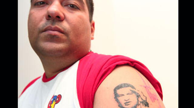 Fanáticos se tatúan rostro y firma de Hugo Chávez