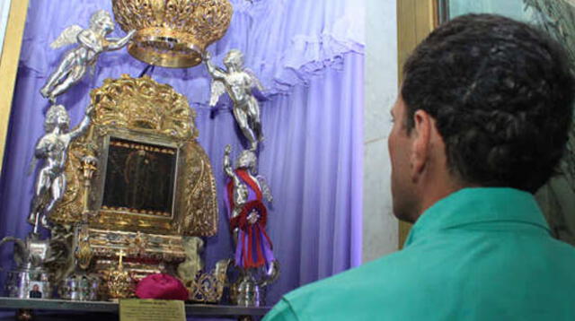 Henrique Capriles visitó la basílica de Nuestra Señora de Chiquinquirá, en el estado Zulia.