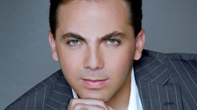 Cristian Castro se habría convertido en actor porno si no fuera por la música, confiesa.