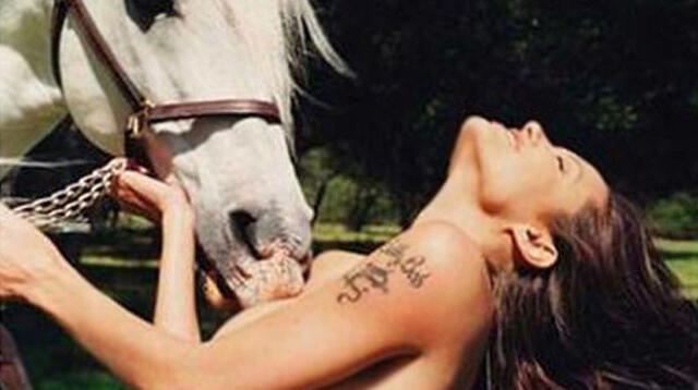 Foto de Angelina Jolie desnuda junto a un caballo será puesta en subasta.