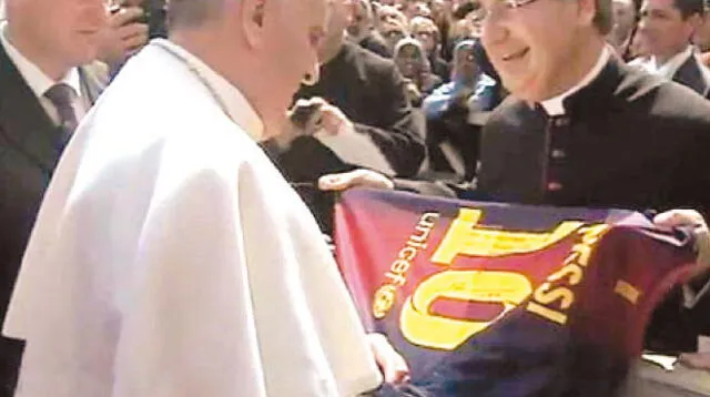 El Papa Francisco recibió de obsequio una camiseta del Barcelona autografiada por Lionel Messi.