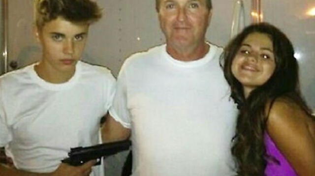 El año pasado, Justin Bieber también causó polémica por posar apuntando con un arma a Selena Gómez