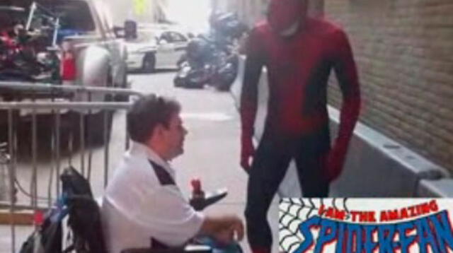 Hombre Araña sorprende a fan.