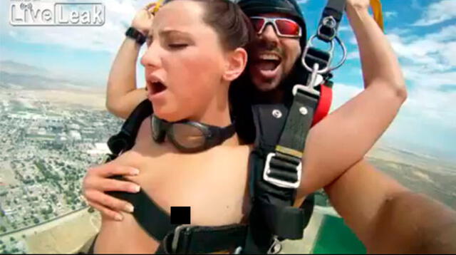 Video porno es filmado mientran pornstars saltan de paracaídas.