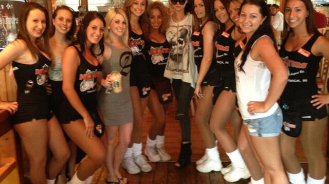 Selena Gomez con el personal de Hooters