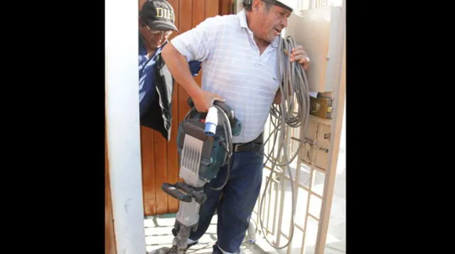Hizo falta martillo eléctrico para excavar en casa de Valdivia.