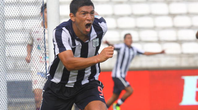 Mostto corre a celebrar su gol que permitió el triunfo de su equipo ante UTC.