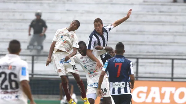 Ibáñez le gana la pelota a los delanteros cajamarquinos.