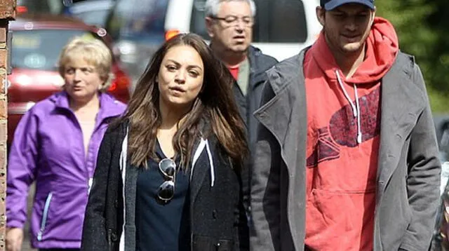 Mila Kunis y Ashton Kutcher junto a los padres de ella.