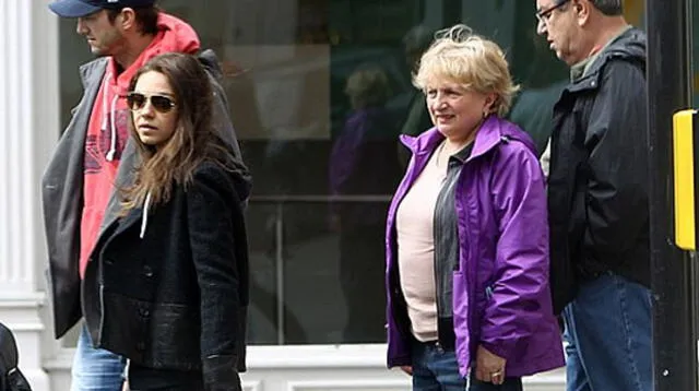 Mila Kunis y Ashton Kutcher junto a los padres de ella.