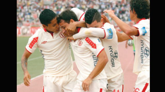Ruidíaz, Olascuaga y Guarderas felicitan a Gustavino, que como sucedió ante Gálvez, también se hizo presente en el marcador, aunque esta vez con el único gol del partido.