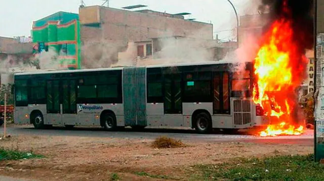 Bus del Metropolitano se incendió cerca a estación naranjal.