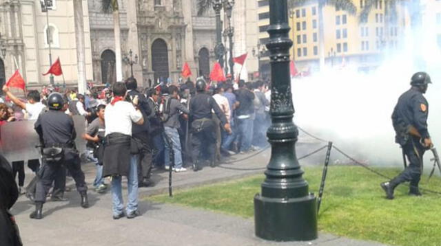 Trabajadores y efectivos de la Policía Nacional protagonizaron desmanes en la Plaza de Armas.