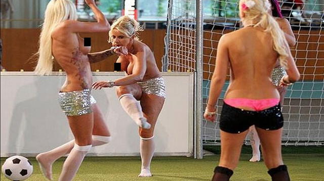 Mujeres desnudas en torneo de fútbol XXX.