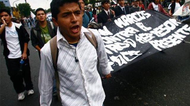 Estudiantes y profesores de la UNMSM realizan marcha en protesta por Ley Universitaria