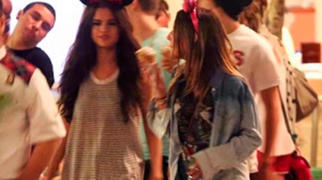 Selena Gomez paseó con Austin Mahome en Disneylandia.