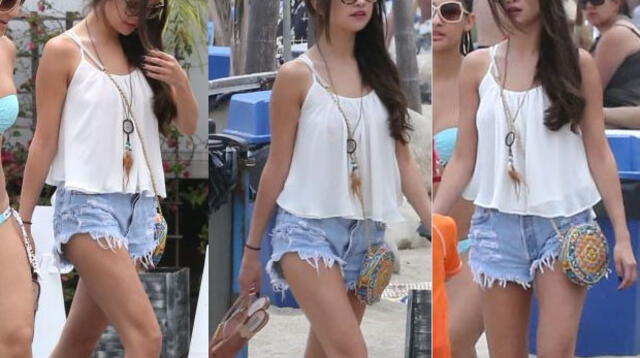 Selena Gomez usando los mismos shorts durante un paseo en la playa