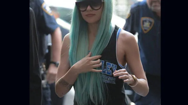 Amanda Bynes apareció con peluca azul en el tribunal de California.