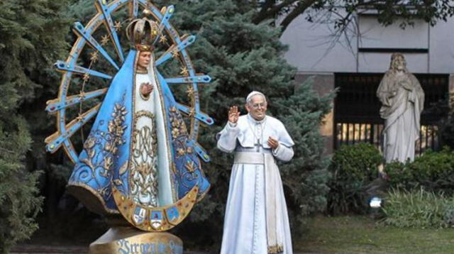 Papa Francisco molesto con estatua hecha en su nombre.