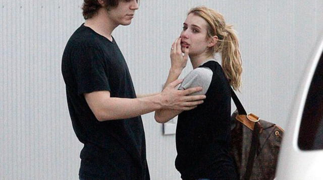 Emma Roberts llora desconsolada junto a su novio.