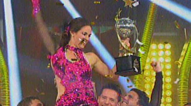 Emilia Drago alza la copa de El Gran Show