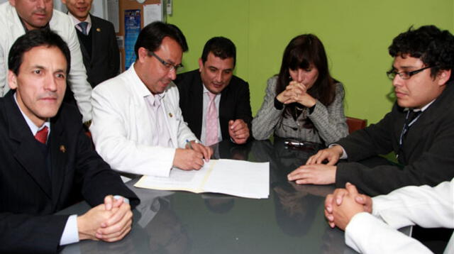 Federación médica Peruana y Ministerio de Salud suscriben acuerdo de suspensión de la huelga de médicos