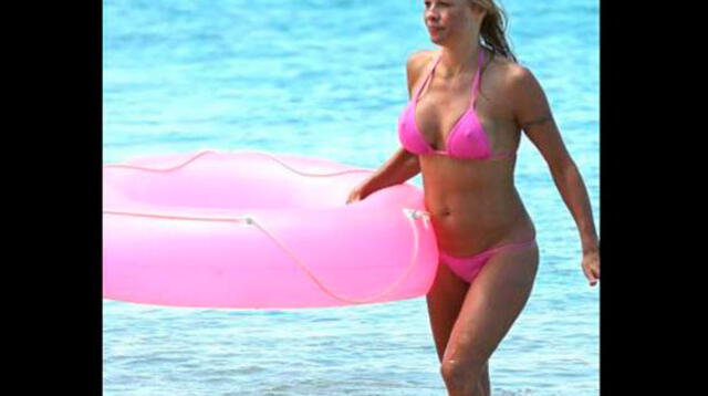 Pamela Anderson lució su esbelto cuerpo en playas de Hawai.