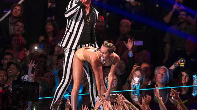 Miley Cyrus le muestra su trasero a Robin Thicke.