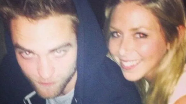 Robert Pattinson posa junto a una fan