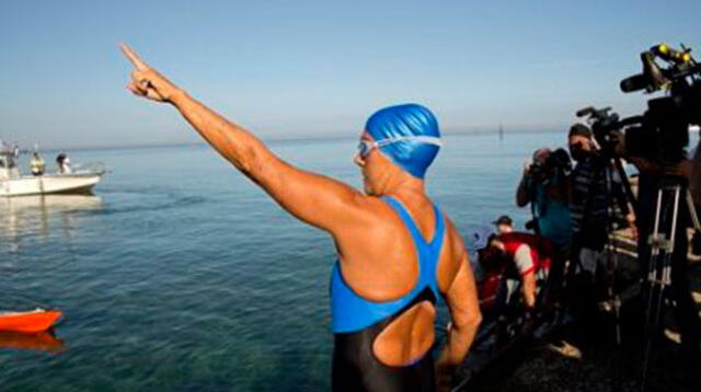 Mujer de 64 años logró nadar 166 kilómetros de Cuba a Estados Unidos.