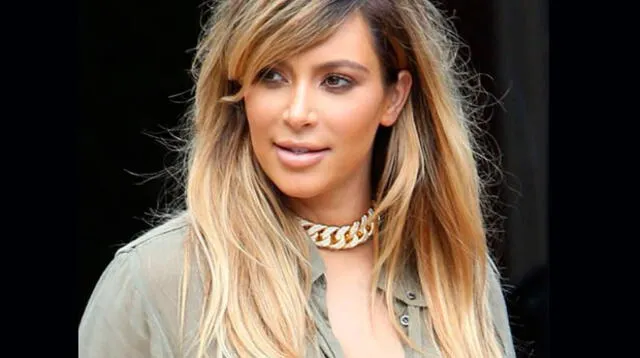 Kim Kardashian luce nuevo tono de cabello.