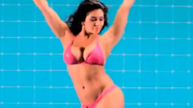 Vania Bludau luce sexy en videoclip.