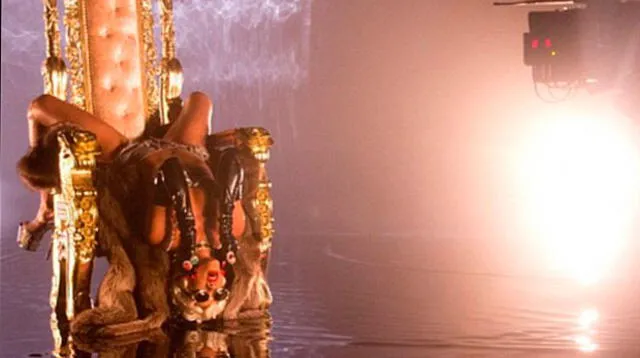 Rihanna muy sensual para videoclip.