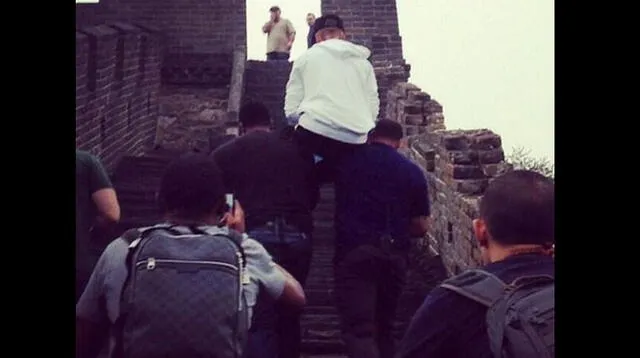 Justin Bieber visitó la Gran Muralla china como parte de tour.