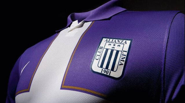 Alianza Lima presenta su nueva camiseta 'Blanquimorada' para octubre 2013