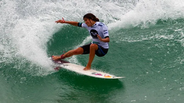 Sofía Mulanovich se despide del surf en Portugal.