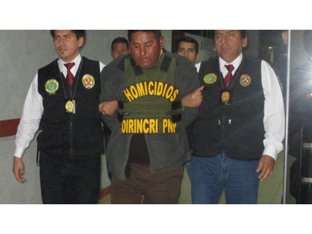 Jorge Siccha oré es conducido por agentes de homicidios a la fiscalía.