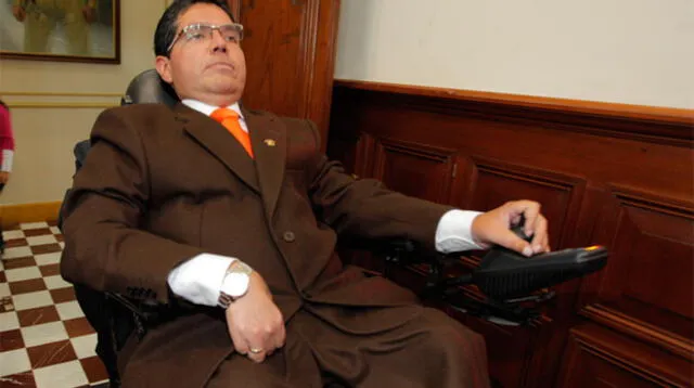 Sentado en su silla eléctrica, Urtecho fue acusado constitucionalmente. Denuncias terminan por socavar su corta carrera política.