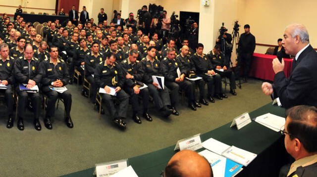 Pedraza se reunió esta mañana con un grupo de comisarios para explicarles la iniciativa El valor de mi uniforme.