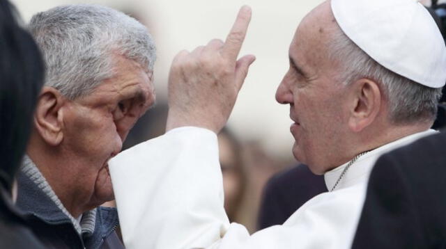 Papa Francisco abraza a hombre con el rostro desfigurado