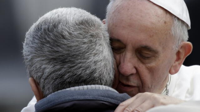 Papa Francisco abraza a hombre con el rostro desfigurado
