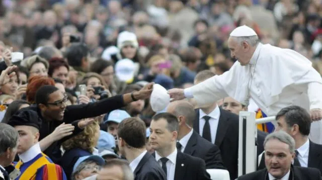 Papa Francisco saluda a la multitud