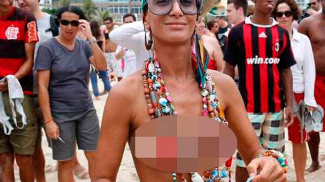 Garotas exigen legalizar los topless en la playa de Ipanema.