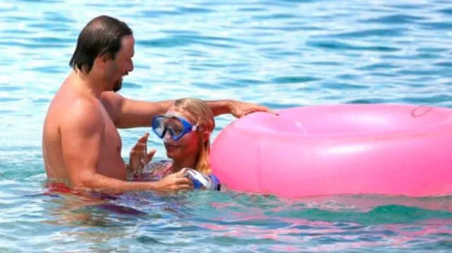 Pamela Anderson junto a Rick Solomón en la playa.