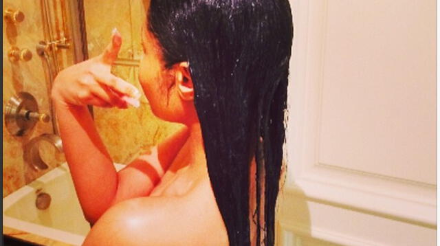 Nicki Minaj protagoniza sexy selfie en la ducha